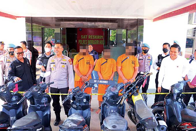 Kapolres Inhu AKBP Bachtiar Alponso SIK MSi (dua kiri) menghadirkan tiga tersangka saat melihat 14 unit kendaraan roda dua dalam  kasus pencurian kendaraan bermotor (curanmor), Senin (28/11/2022).