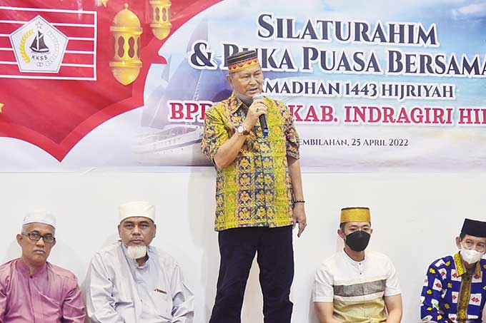 Ketua KBB Riau H Syamsuddin Uti menyampaikan sambutan  saat bersilaturahmi dengan pengurus KKSS Inhil, Senin (25/4/2022).