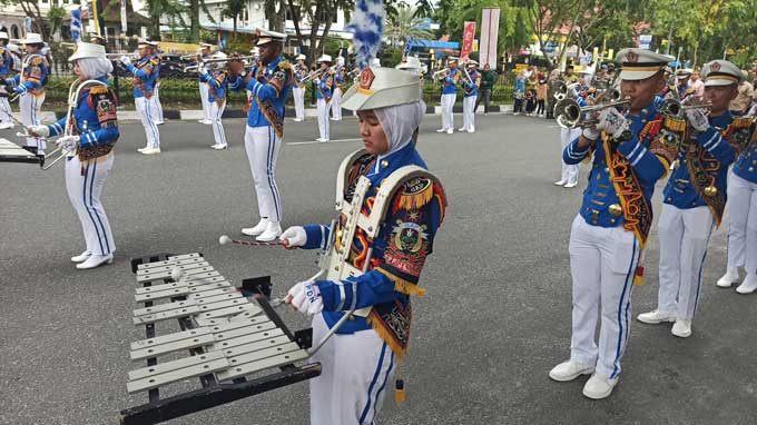 Para praja IPDN melakukan kirab dan display Drumband Gita Abdi Praja (GAP) dari Kampus IPDN Sumatera Barat di Jalan Jenderal Sudirman dalam rangka memeriahkan Hari Jadi ke-238 Kota Pekanbaru, Kamis (23/6/2022).
