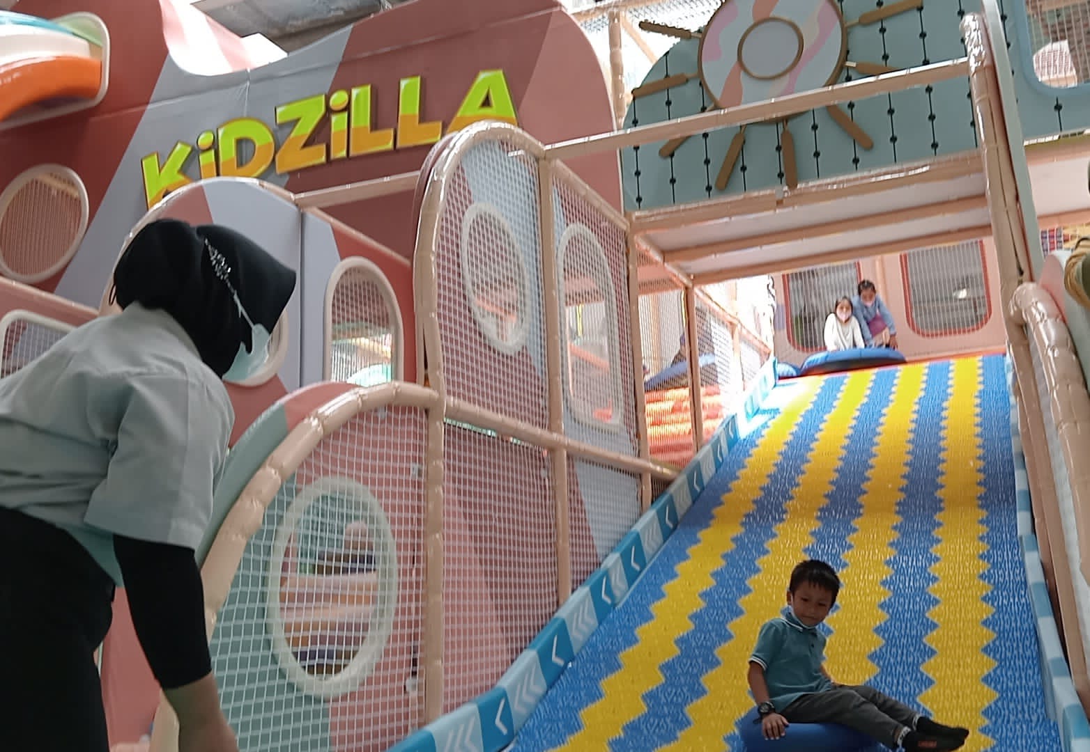 Anak-anak tampak menikmati wahana permainan baru bernama Donat Slide yang dimiliki oleh Kidzilla Mal SKA Pekanbaru, Sabtu (18/2/2023).