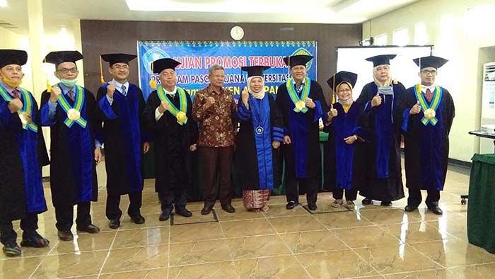 Doktor Niken Ayu (lima kanan) foto bersama Rektor Unri Prof Dr Ir Aras Mulyadi DEA (empat kanan) dan para penguji lainnya usai melangsungkan Ujian Promosi Terbuka Program Pascasarjana Universitas Riau, Senin (22/6/2020). Prapti Dwi Lestari/Riau Pos