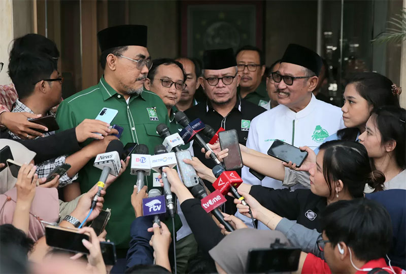 Wakil Ketua Umum PKB, Jazilul Fawaid bersama para petinggi PKB menyampaikan keterangan kepada wartawan usai rapat pleno dengan Dewan Syuro dan Dewan Tanfidz di DPP PKB, Jakarta, Jumat (1/9/2023).