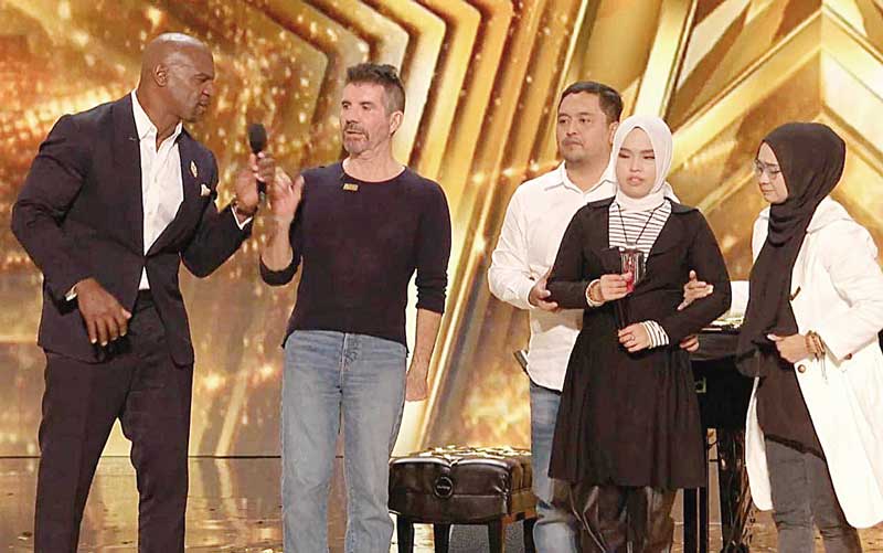 Simon Cowell langsung mendatangi  Ariani Nisma Putri dan orang tuanya usai memberikan golden buzzer, Selasa (6/6/2023).