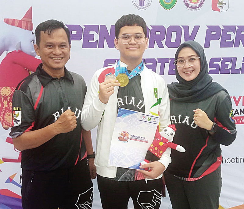 Petembak Riau Athallah Ahza foto bersama dengan ayah dan ibunya Donny Aprizal dan Patricia Touw, seusai penyerahan medali di Lapangan Tembak Jakabaring Sport City, Palembang, Kamis (31/8/2023).