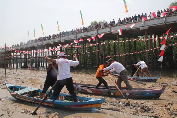 Peserta tampak tengah mengikuti Festival Pacu Sampan Leper di di Kuala Getek, Kelurahan Sei Beringin, Kabupaten Indragiri Hilir (Inhil), Riau, Kamis (21/7/2022).