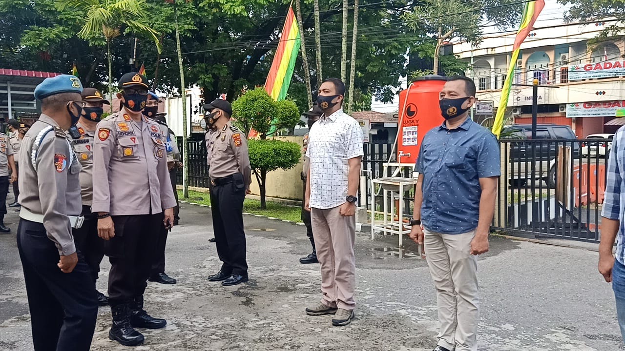Personel Polsek Rupat Utara melakukan bakti sosial dengan  pembersihan pantai Beting Aceh, Sabtu (20/6/2020).