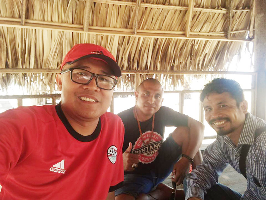 Penulis (Hary B Koriun) bersama dua pendekar literasi di Kabupaten Sabu Raijua, Jefrison Hariyanto Fernando dan Yulius Boni Geti. Mereka mengabdikan dirinya untuk anak-anak di Sabu Raijua agar melek literasi. (HUMAS PEMKAB SABU RAIJUA FOR RIAUPOS.CO)