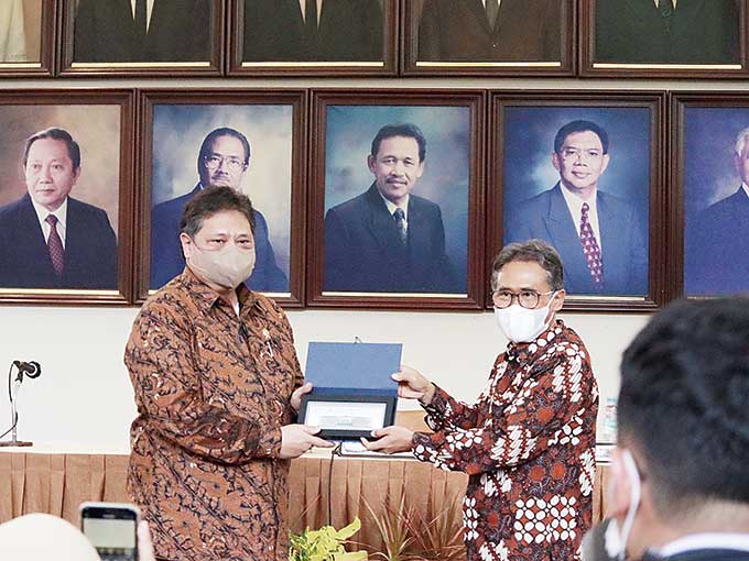 Menko Perekonomian Airlangga Hartarto (kiri) menerima cendera mata dari Rektor Universitas Gadjah Mada Prof Ir Panut Mulyono dalam Seminar Presidensi Indonesia G20 bertajuk Kepemimpinan untuk Tata Dunia di kampus UGM Jogjakarta, Kamis (17/3/2022).