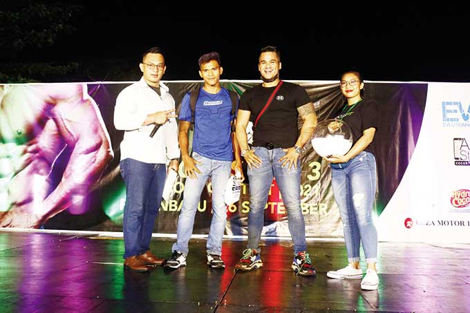 Sponsor Utama Atra Store & Promade Adil Matra (dua kanan) didampingi Ketua Panitia Ryan Dalmy (kiri) memberikan door prize kepada peserta yang beruntung saat acaraÂ Focus Cup 3 Body Contest di Focus Fit Panam, Jalan Soebrantas Pekanbaru, Ahad (26/9/2021).