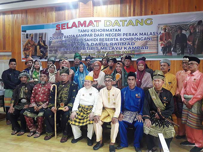 Foto bersama Diraja Air Tiris Melayu Kampar Paduka Duli Yang Mulia Sutan Batuah HM Yunus Abdullah Rahmadsyah Al Haj dengan YM RS Shaidi di Istana Darul Rahmad, Pekanbaru, Ahad (27/11/2022).
