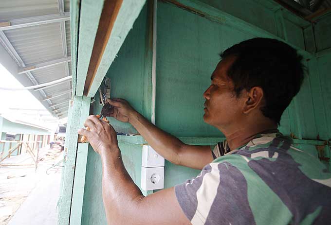 Tim dari TNI memasang instalasi listrik di kios Tempat Penampungan Sementara (TPS) Pasar Cik Puan, Pekanbaru, Rabu (5/4/2023). Pengerjaan pembangunan TPS ini diperkirakan rampung dalam waktu dekat.