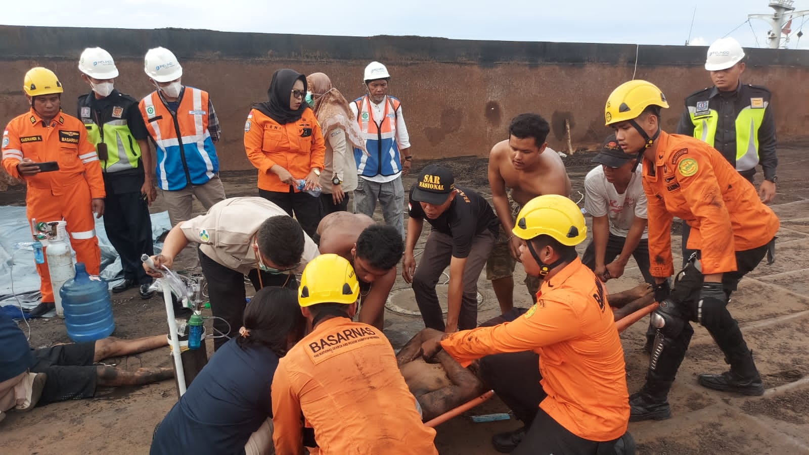 Tim Basarnas RB 218 Pekanbaru wilayah kerja Dumai melakukan evakuasi  terhadap dua orang kru kapal tugboat BG Jeems Transfort yang tewas diduga karena menghirup udara beracun, Kamis (27/4/2023).