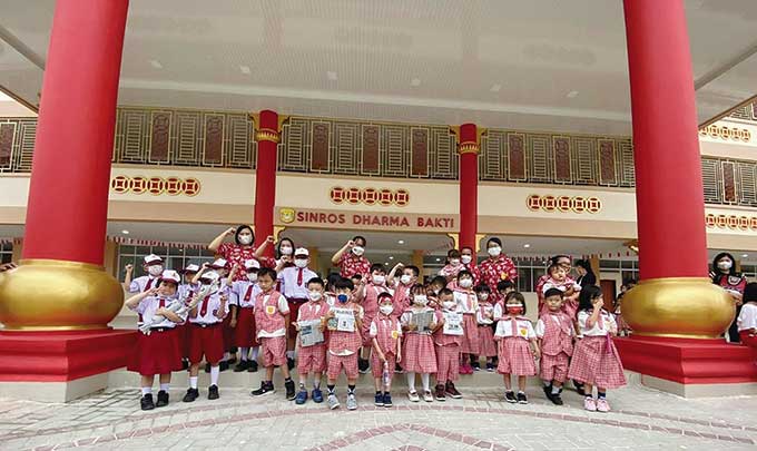 Murid TK A, TK B dan SD Sinros Dharma Bakti Pekanbaru foto bersama usai upacara HUT ke-77 RI dan pembagian hadiah pemenang lomba, Rabu (17/8/2022).