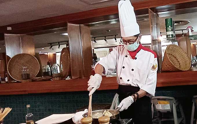 Chef Labersa Grand Hotel & Convention Center saat live cooking, baru-baru ini.