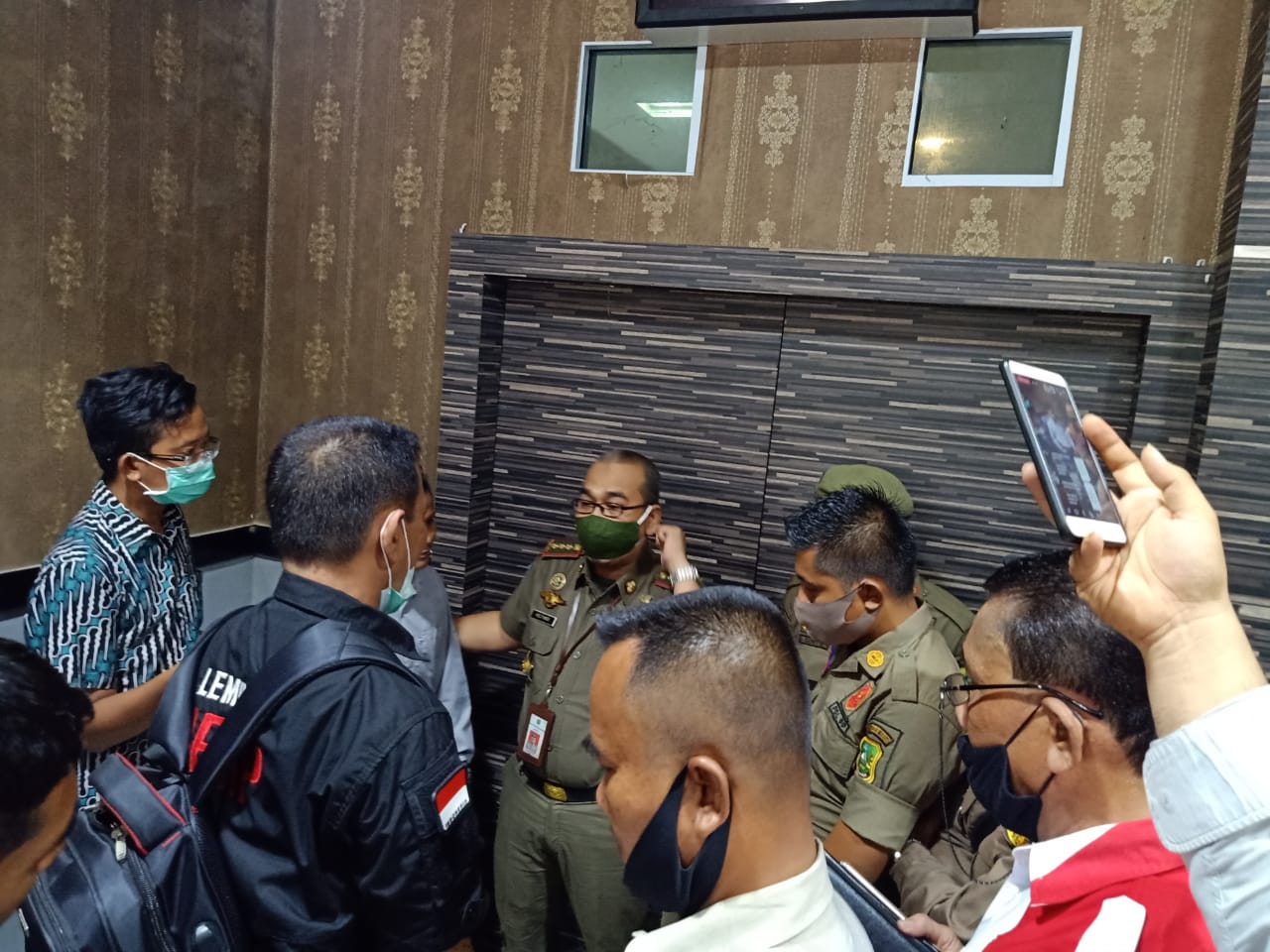 Masa dari Forum Aliansi Meranti (Falma) bersitegang dengan kepala Satpol PP Meranti Helfandi saat coba menerobos masuk rapat di gedung DPRD Kepulauan Meranti di Selatpanjang, Senin (8/6/20) siang.(WIRA SAPUTRA/RIAUPOS.CO)