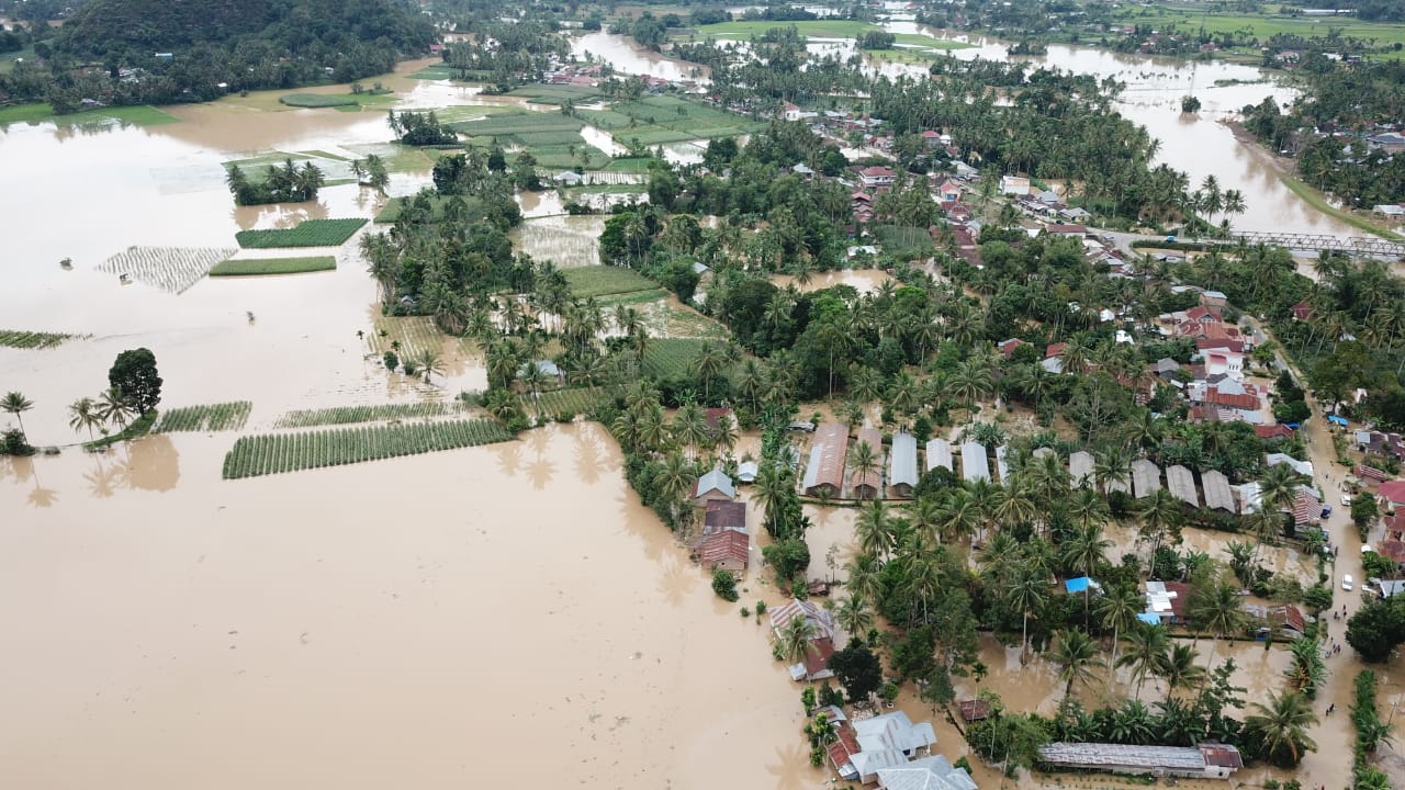 Tampak dari udara, Sungai Harau meluap akibat curah hujan tinggi mengakibatkan beberapa daerah di Kabupaten Lima Puluh Kota terendam banjir.(BNPB FOR RIAUPOS.CO)