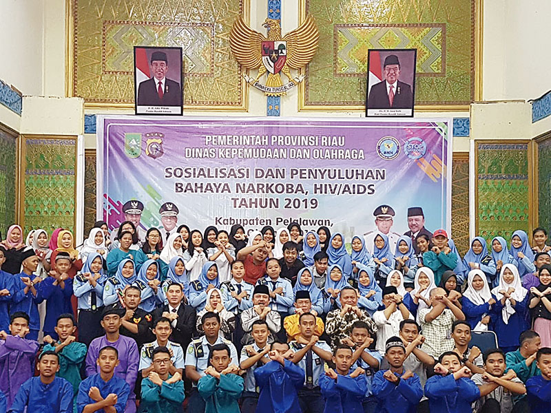 SOSIALISASI: Kadispora Riau Doni Aprialdi foto bersama dengan peserta sosialisasi bahaya narkoba di  Kabupaten Pelalawan, Jumat (18/10/2019). (Dispora Riau For Riau Pos)