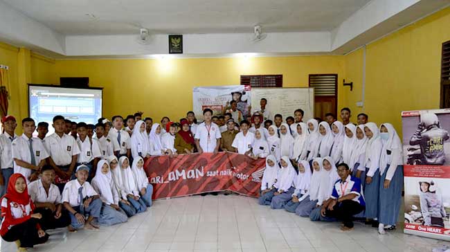 Foto Bersama: Tim Safety Riding PT Capella Dinamik Nusantara foto bersama siswa dan majelis guru SMKN 1 Tembilahan usai mengadakan edukasi safety riding, Kamis (24/1/2019). Prapti Dwi Lestari /Riau Pos