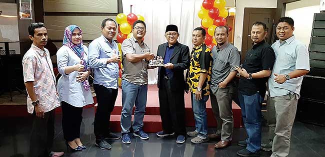 Prapti Dwi Lestari/Riau Pos Serahkan Kue: General Manager Bisnis Riau Pos Ahmad Dardiri (empat kiri) menyerahkan kue ulang tahun kepada General Manager Hotel Furaya Pekanbaru Drs Ondi Sukmara MSc (tengah), Kamis (20/12/2018).