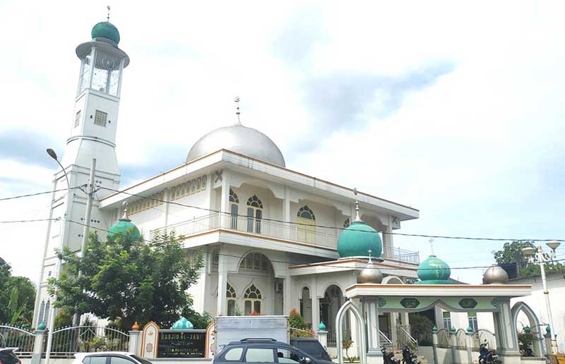 CUKUP MEGAH: Masjid Al-Jamiâ€™Desa Babussalam Kecamatan Rambah salah satu masjid tertua di Kabupaten Rohul. Masjid ini cukup megah berdiri di tepi ruas jalan Tuanku Tambusai Pasirpengaraian. (ENGKI PRIMA PUTRA/RIAU POS)