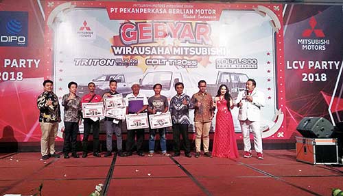 PEMENANG DOORPRIZE: Manajemen PT Pekanperkasa Berlian Motor dan artis KDI Wulan Alora foto bersama dengan pemenang doorprize LCV Party 2018 di Hotel The Premiere Pekanbaru, Sabtu (10/11/2018). (cr2/mirshal/riau pos)