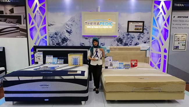 Produk Baru: Marketing Plaza Mebel Furniture Pekanbaru mempromosikan produk baru spesial Desember 2018, Kamis (13/12/2018). Prapti Dwi Lestari / Riau Pos