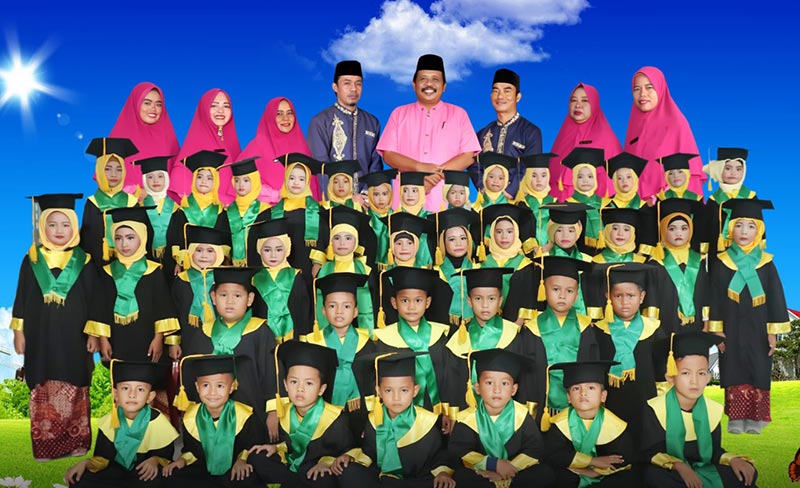 FOTO BERSAMA:Â Kepala TK Ansoruna Kidâ€™s Ibadullah SE (empat kanan) bersama majelis guru foto bersama para anak didik usai menyelenggarakan wisuda di Graha Pena Riau, Senin (24/6/2019).(PRAPTI DWI LESTARI/RIAU POS)