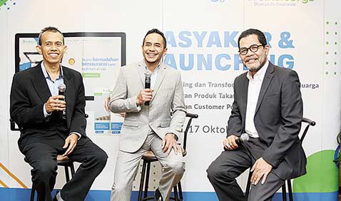 LAUNCHING LOGO BARU: Dari kiri, Direktur Keuangan PT Asuransi Takaful Keluarga Hadi Sulistia, Direktur Operasional PT Asuransi Takaful Keluarga Yurivanno Gani dan Direktur Utama PT Asuransi Takaful Keluarga Arfandi Arief saat acara Tasyakur & Launching lo