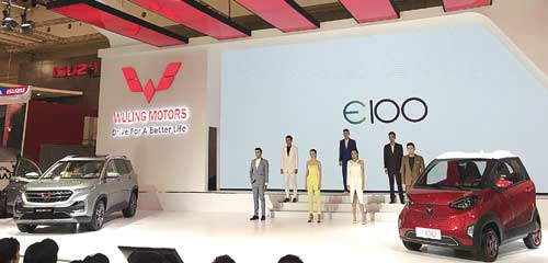 MOBIL LISTRIK: Wuling pamerkan dua jenis baru yakni segmen SUV dan mobil listrik di GIIAS 2018. (WULING FOR RIAU POS)
