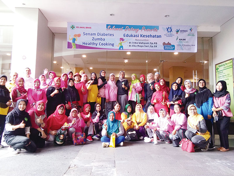 PELAYANAN: Suasana pelayanan di area pendaftaran dan apotek di RS Awal Bros Pekanbaru terlihat ramai dan tertib, Selasa (6/8/2019). (PRAPTI DWI LESTARI/ RIAU POS)