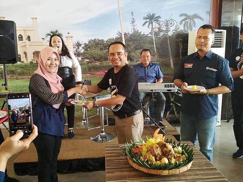 FOTO BERSAMA: Manajemen Hotel Dafam Pekanbaru foto bersama usai me-launching promo halalbihalal, Senin (10/6/2019). (PRAPTI DWI LESTARI/RIAU POS)