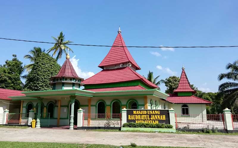 KEBANGGAAN MASYARAKAT: Masjid Raudhatul Jannah, menjadi kebanggaan masyarakat Kenegerian Sentajo, Sentajo Raya, di Desa Koto Sentajo, Telukkuantan. Foto diambil beberapa hari lalu. (JUPRISON/RIAU POS)