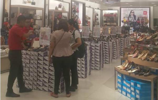 BERBELANJA: Pelanggan setia Matahari Department Store Mal SKA terlihat asyik berbelanja dan menikmati sensasi diskon yang ditawarkan, Jumat (3/8/2018). (CR2/MIRSHAL/RIAU POS)