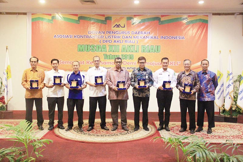 FOTO BERSAMA: Senior Manajer Operasi Konstruksi PT PLN (Persero) UIP Sumbagteng Teddy Finzar (kanan) didampingi Manajer PT PLN (Persero) Unit Pelaksana Proyek Jaringan Sumatera Barat, Hendro Prasetyawan (tengah) foto bersama anak yatim di acara syukuran G