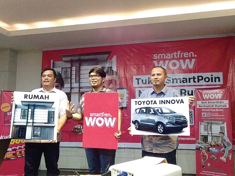 SmartPoin dapat ditukar dengan kupon progÂ­ram undian Smartfren WOW dengan hadiah utama ruÂ­mah, mobil, motor, serta ratusan hadiah lainnya bernilai miliaran rupiah.Â (*2/said mufti/riau pos)