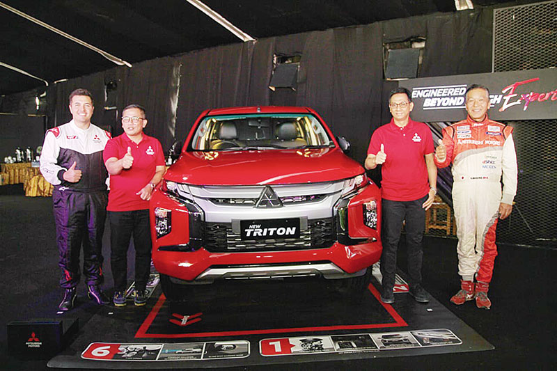 Brand Ambassador Product Mitsubishi Rifat Sungkar (kiri), Head of Sales and Marketing Group PT Mitsubishi Motors Krama Yudha Sales Indonesia Imam Choeru Cahya (dua kiri), Director of Sales & Marketing Division PT Mitsubishi Motor Krama Yudha Sales Indones