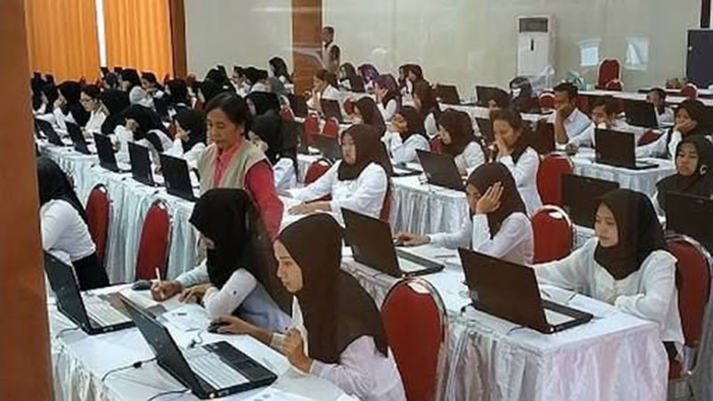 Para peserta tes CPNS di Riau saat mengikuti tes CAT. (INTERNET)