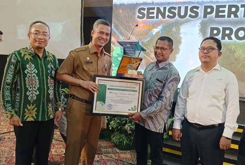 Penyerahan penghargaan kepada pelaku usaha pertanian dari BPS yang diserahkan Asisten II Sekdaprov Riau M Job Kurniawan, Senin (4/12/2023).