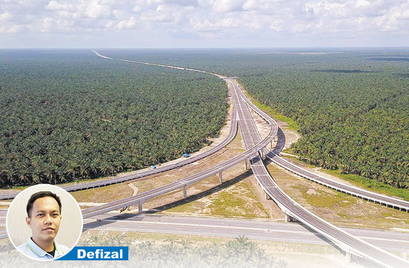 Inilah foto Defizal yang jadi juara II Anugerah Hutama Karya 2020 tentang jalan Tol Trans Sumatera yang membelah perkebunan sawit di kawasan simpang susun ruas jalan Tol Pekanbaru-Dumai-Medan yang diterbitkan pada 27 Juli 2020.(DEFIZAL/RIAUPOS.CO)