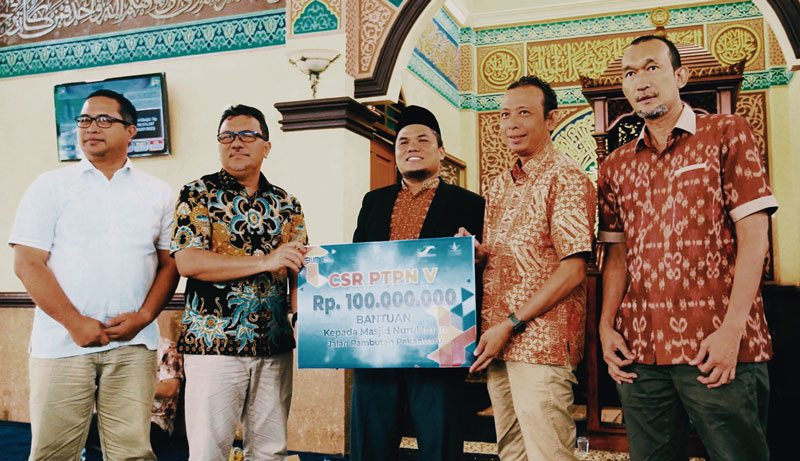 SEVP Business Support PTPN V RuriantoÂ didampingi Corsec PTPN V Bambang Budi Santoso menyerahkan bantuan TJSL kepada Ketua Masjid Nurul Iman, Abdi Hurairah Lubis didampingi Ketua Majelis Taklim PTPN V Ifri Handi Lubis. Turut disaksikan Ustaz Marabona usai