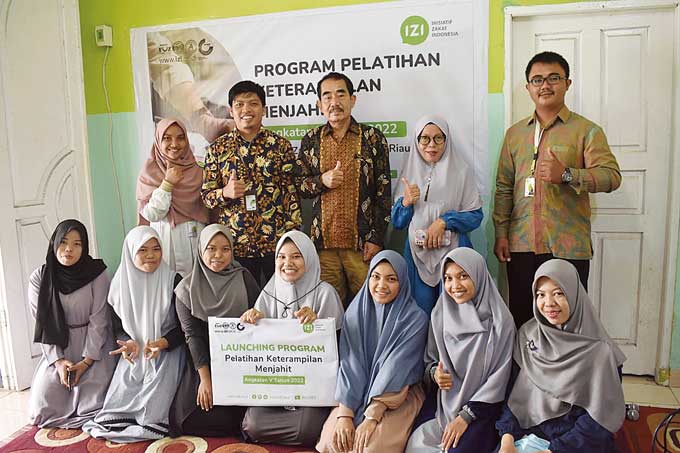 Pengurus IZI foto bersama dalam agenda launching program pelatihan menjahit yang diadakan oleh IZI Riau, Kamis (7/7/2022).