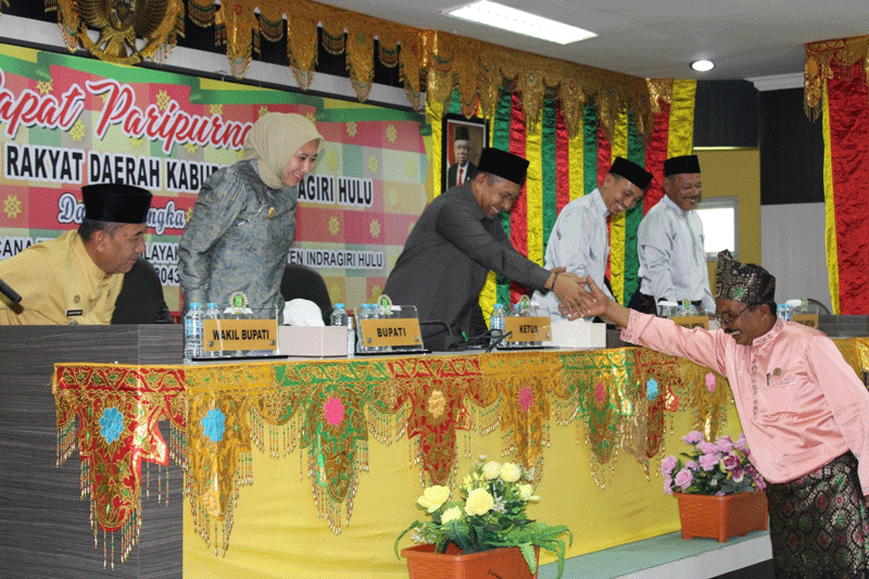 Ketua Pansus RTRW Martimbang Simbolon menyalami Ketua DPRD Inhu Elda Suhanura SH MH didampingi dua Wakil Ketua DPRD, Bupati Inhu Rezita Meylani Yopi SE dan Wabup Inhu Drs H Junaidi Rachmat MSi usai menyerahkan rekomendasi Ranperda pada rapat paripurna, Se