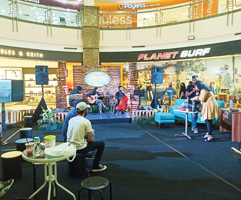 Peserta iven Creative & Coffee Festival memperagakan  cara membuat kopi di lokasi acara di Mal SKA Pekanbaru, Rabu (11/11/2020). (Dofi iskandar/riaupos.co)