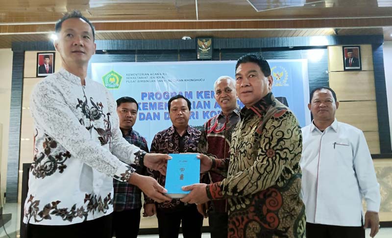 Kepala Pusat Bimbingan dan Pendidikan (Pusbimdik) Khonghucu Kementerian Agama RI Dr H Susari MA, Anggota Komisi VIII DPR RI Dr H Achmad MSi dan Kabag TU Kemenag Riau Asmuni, Sekretaris Majelis Agama Tinggi Agama Konghucu Indonesia (Matakin) Riau Jayus Tan