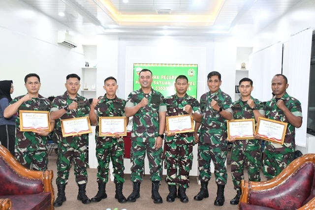 Dandim 0303/Bengkalis Letkol Inf Endik Yunia Hermanto melepas prajuritnya yang pindah tugas ke satuan lain di Ruang Transit Makodim 0303/Bengkalis, Selasa (10/1/2023).