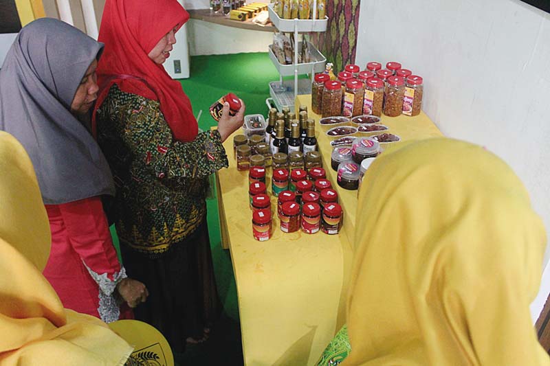 Pengunjung melihat produk penganan lokal dari Bagansiapiapi yang ditampilkan pada stand bazar di MTQ tingkat Provinsi Riau, yang dilaksanakan di Rengat, Inhu, beberapa hari lalu.