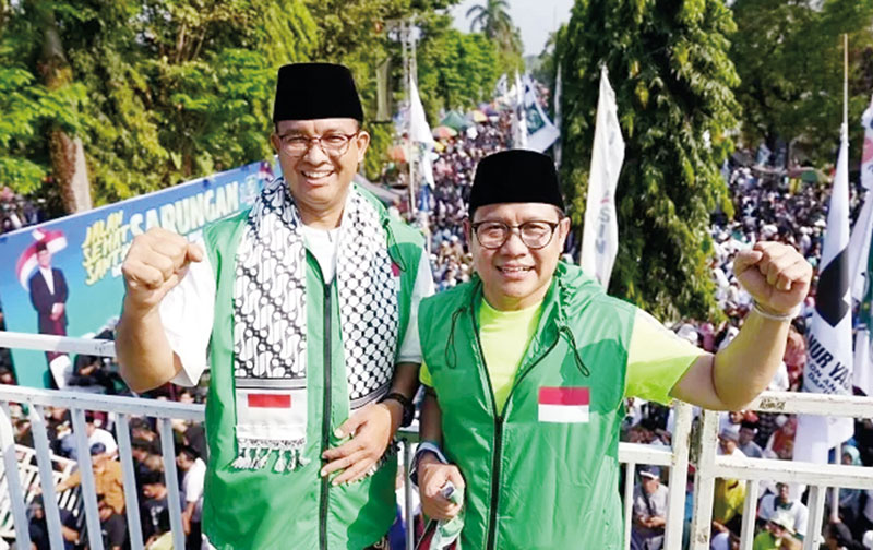Pasangan Bacapres dan Bacawapres Anies Baswedan-Muhaimin Iskandar (Amin) Jalan Sehat Santri Sarungan di GOR PKPSO Kaliwates, Jember, Ahad (29/10/2023).