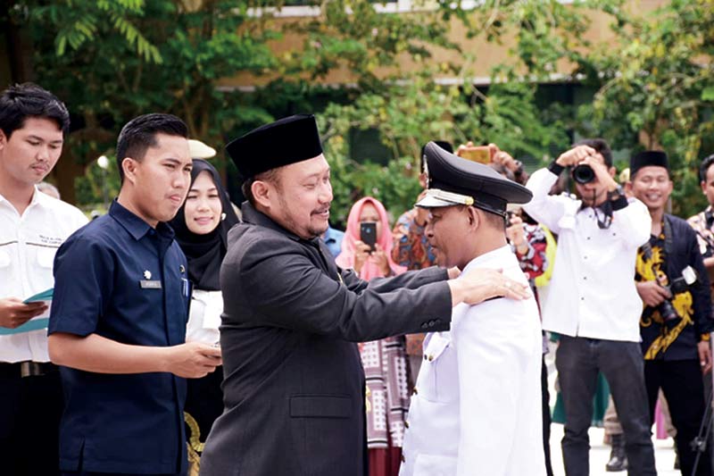 Bupati Kampar Catur Sugeng Susanto melantik 31 kades hasil pilkades serentak 2019 di Kantor Bupati Bangkinang, Rabu (26/2/2020). (HENDRAWAN KARIMAN/RIAUPOS.CO)