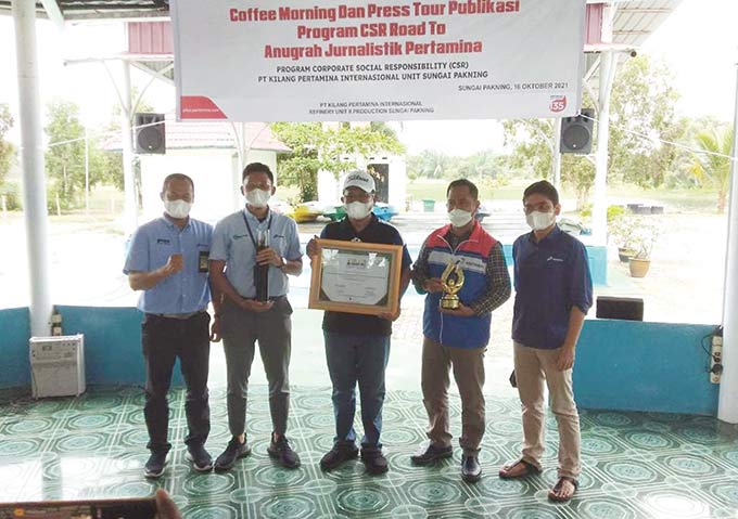 Manager Production PT Kilang Pertamina Internasional Sungai Pakning, Antoni R Doloksaribu beserta jajaran manajemen meraih penghargaan TJSL&CSR Award 2021 yang ditunjukkan pada saat coffee morning dan press tour Publikasi Program CSR Road To Anugrah Jurna