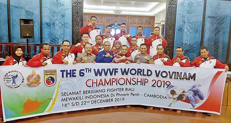 FOTO BERSAMA: Atlet dan pengurus Vovinam Riau foto bersama Wakil Gubernur Riau Edy Natar Nasution jelang keberangkatan menuju kejuaraan dunia di Kamboja, Ahad (15/12/2019) malam. (Humas Pemprov Riau)